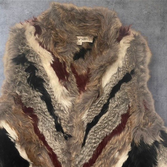 Elizabeth And James Tanya Coyote And Rabbit Fur Vest Womens XS Chevron Pattern - Picture 2 of 7